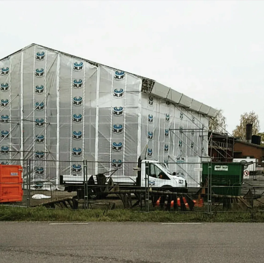 Insidan av ett väderskydd i armerad plast med takstolar.