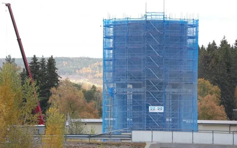Fallskyddsnät monterat vid ett takarbete.