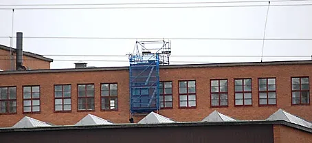 Rullställning uppställd vid en tegelfasad.